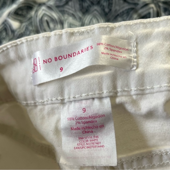 White denim shorts 🌴 - Picture 4 of 5